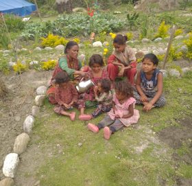 १३ सन्तान जन्माउने ४२ बर्षिय पुर्वा नेपालीको घरमा खाद्य संकट (भिडियाे सहित‌)