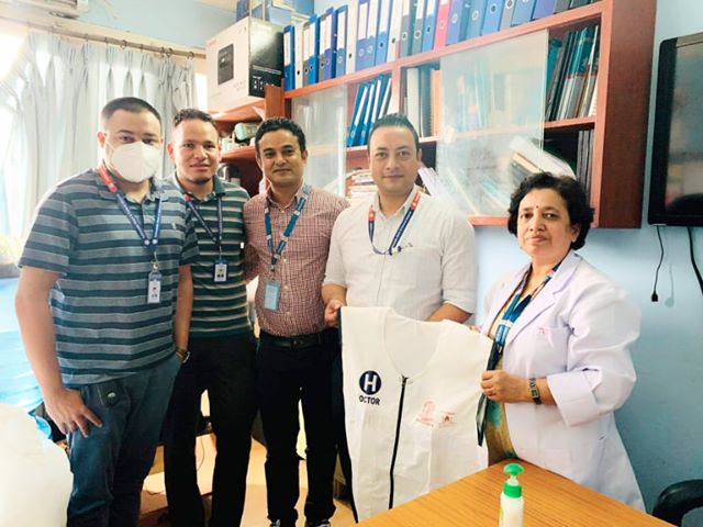 एनेस्थेसिया विभाग वीर अस्पताललाई स्वस्तिश्री गुरुकुलद्वारा ज्याकेट हस्तान्तरण