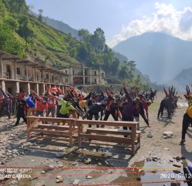 बाजुरामा क्वारेनटाइनमै पुगेर योग अभ्यास र औषधि वितरण