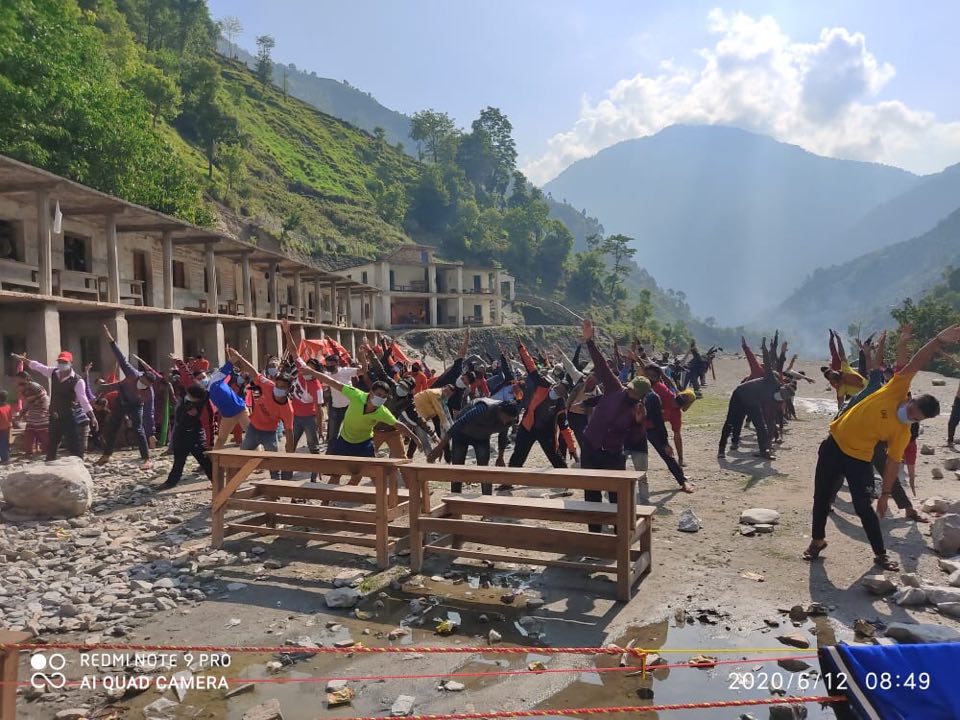बाजुरामा क्वारेनटाइनमै पुगेर योग अभ्यास र औषधि वितरण