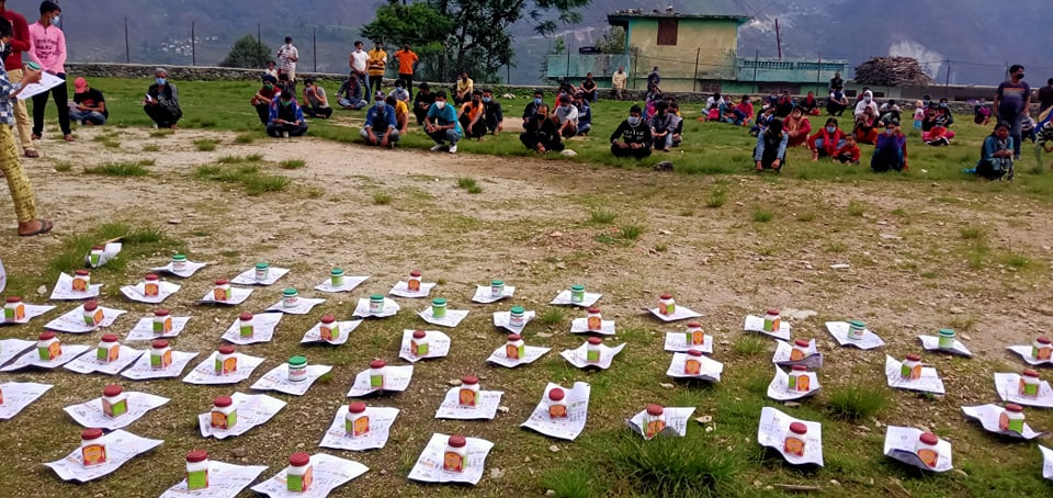 क्वारेनटाइनमा बसेकालाइ जिल्ला आयुर्वेद स्वास्थ्य केन्द्रद्धारा औषधि वितरण