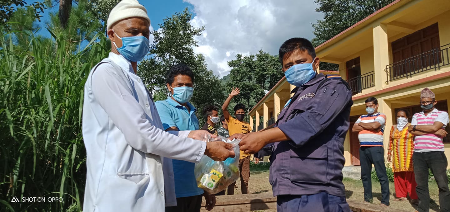आइडिएस नेपालद्धारा बाजुरा त्रिबेणी नगरपालिकाका क्वारेन्टाइनमा स्वास्थ्य साम्रगी बितरण