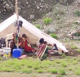 बाजुराका क्वारेन्टिनमा जोखिम मोल्दै आमा र बच्चा