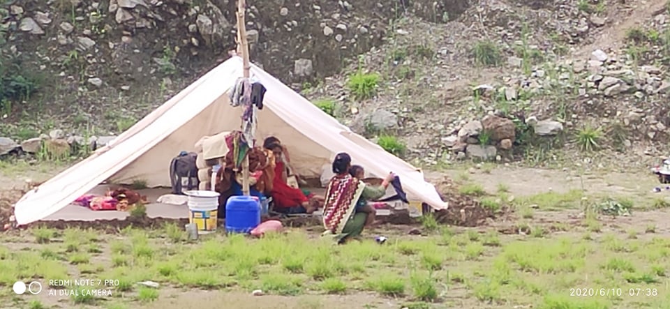 बाजुराका क्वारेन्टिनमा जोखिम मोल्दै आमा र बच्चा