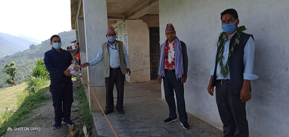आइडिएस नेपालद्धारा बाजुराका क्वारेन्टाइनमा स्वास्थ्य साम्रगी बितरण