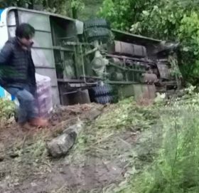 विदेशबाट फर्किएकालाई लिएर काठमाडौंबाट धनगढीका लागि छुटेको बस दुर्घटना