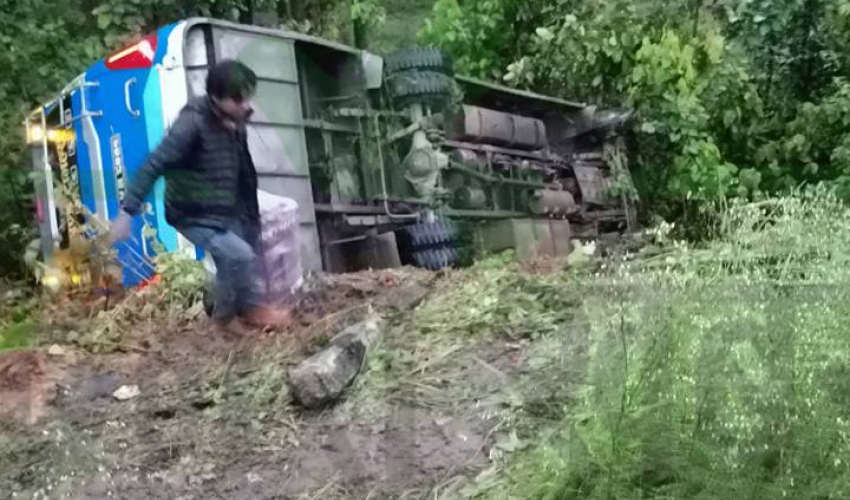 विदेशबाट फर्किएकालाई लिएर काठमाडौंबाट धनगढीका लागि छुटेको बस दुर्घटना