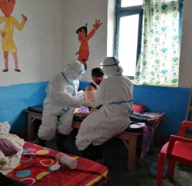 डाक्टर गोविन्द केसी बाजुराको कोल्टि पुगेर आइसोलेसनमा रहेका बिरामीको उपचार गरे