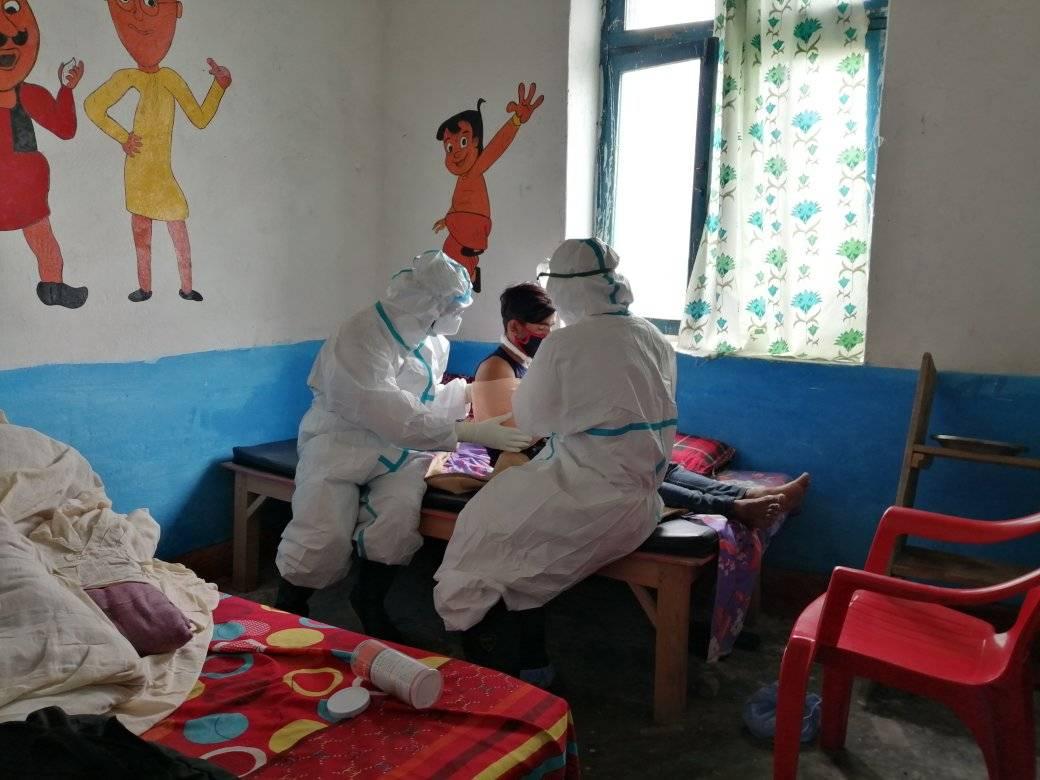 डाक्टर गोविन्द केसी बाजुराको कोल्टि पुगेर आइसोलेसनमा रहेका बिरामीको उपचार गरे