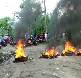 कोरोना संक्रमितको शव व्यवस्थापनमा स्थानीयको अवरोध, हवाइ फायरपछि ८ जना प्रहरी नियन्त्रणमा