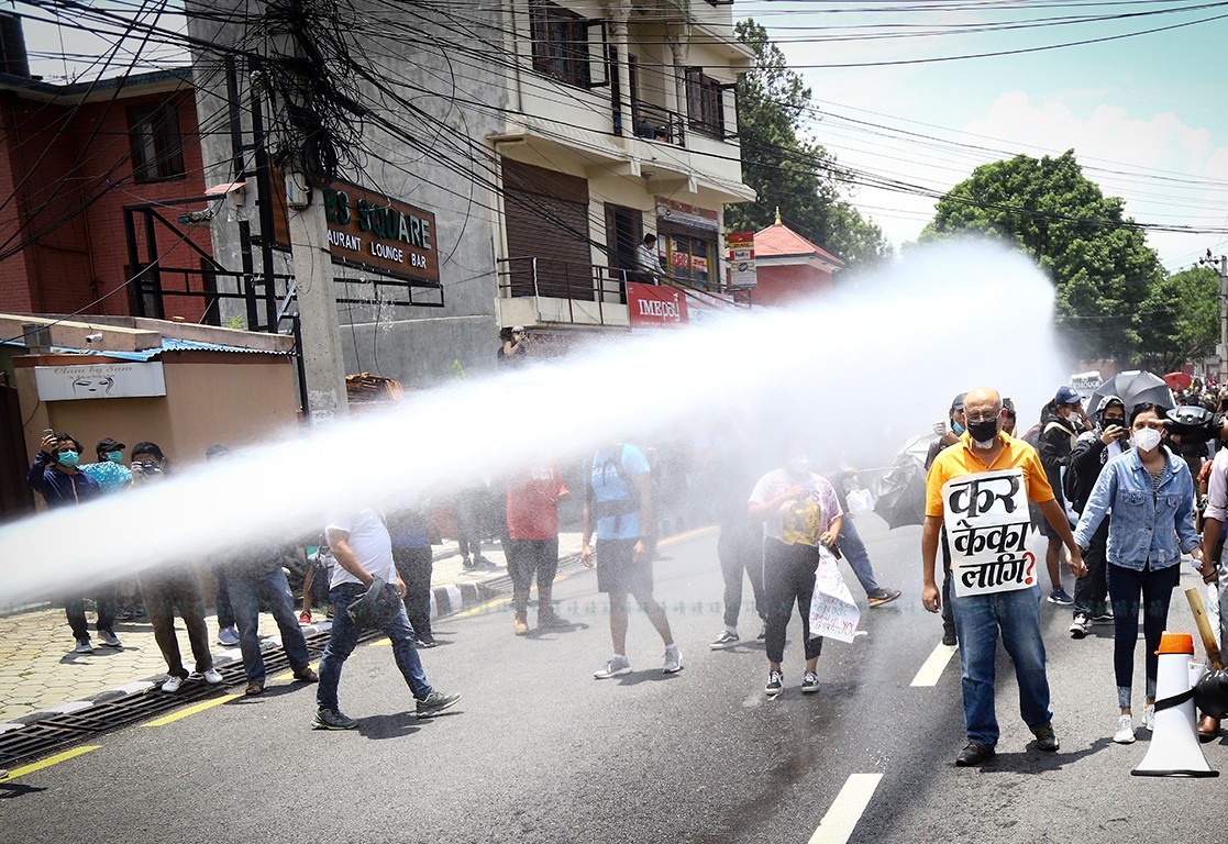 बालुवाटारमा प्रदर्शनमा उत्रिएकालाई प्रहरीले हान्यो पानीको फोहरा र लाठी