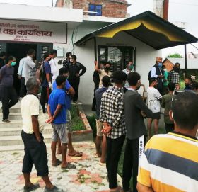 पिसिआर रिपोर्ट नआउँदै घर पठाइएका १७ जनामा कोरोना पोजेटिभ,गाउँलेद्वारा वडा कार्यालय घेराउ