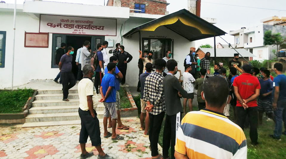 पिसिआर रिपोर्ट नआउँदै घर पठाइएका १७ जनामा कोरोना पोजेटिभ,गाउँलेद्वारा वडा कार्यालय घेराउ