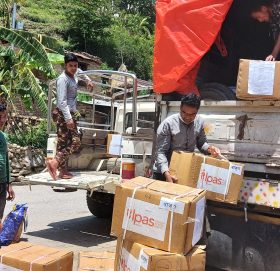 आइपास नेपालद्धारा स्वास्थ्य सुरक्षा सामग्री हस्तान्तरण