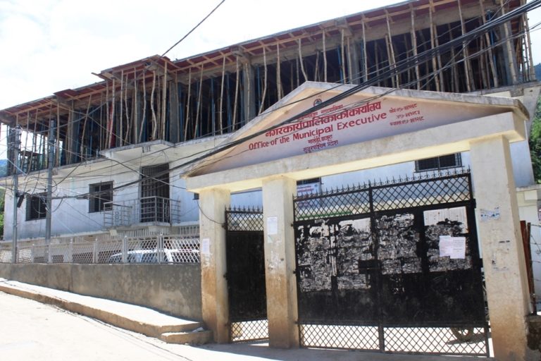 बाजुराकाे बडिमालिका नगरपालिकाले कागजमा ३० किलो, दिइयो ७ किलो मात्रै