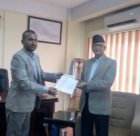 बागमति प्रदेशका मुख्य मन्त्रि पौडेलसमक्ष स्वतन्त्र जनदबाब अभियानको ज्ञापनपत्र  हस्तान्तरण