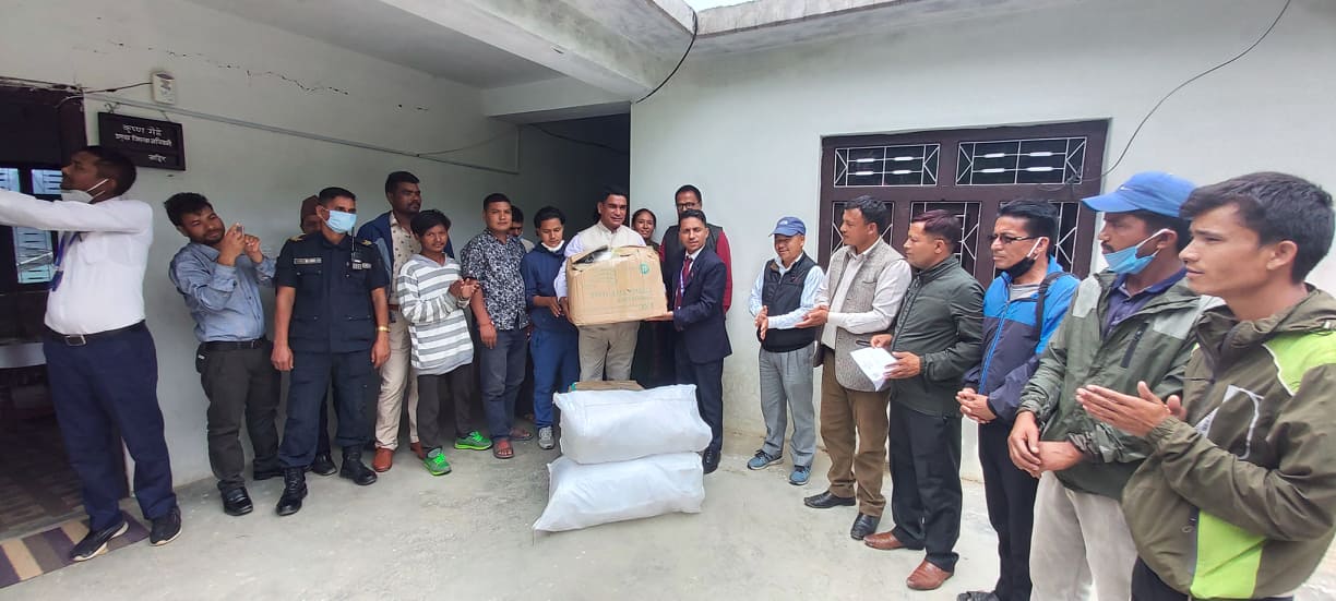 प्रतिनिधि सभा सदस्य लालबहादुर थापाको पहलमा आएकाे स्वास्थ्य सुरक्षा सामग्री हस्तान्त्रण