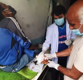 डाक्टर गोबिन्द केसी काेल्टिमा बिरामीको उपचार गर्दै (फाेटाे फिचर)