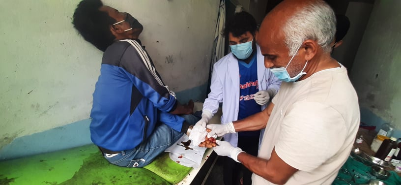 डाक्टर गोबिन्द केसी काेल्टिमा बिरामीको उपचार गर्दै (फाेटाे फिचर)