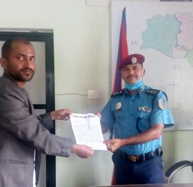 मकवानपुरका प्रहरी उपरिक्षक राठौरलाई स्वतन्त्र जनदबाब अभियानको ज्ञापनपत्र