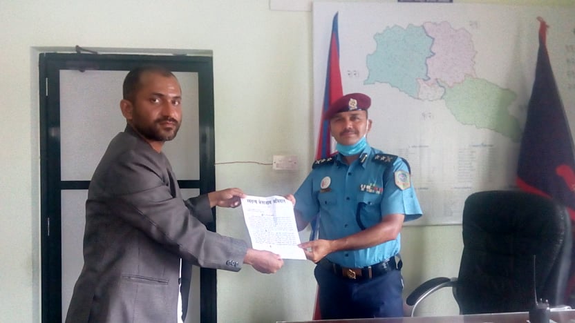 मकवानपुरका प्रहरी उपरिक्षक राठौरलाई स्वतन्त्र जनदबाब अभियानको ज्ञापनपत्र