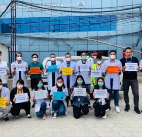 नेपाल मेडिकल कलेजमा कार्यरत चिकित्सकमाथि भएको कुटपिटको विरोध