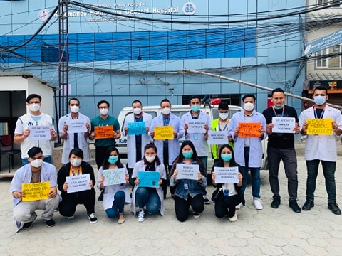 नेपाल मेडिकल कलेजमा कार्यरत चिकित्सकमाथि भएको कुटपिटको विरोध