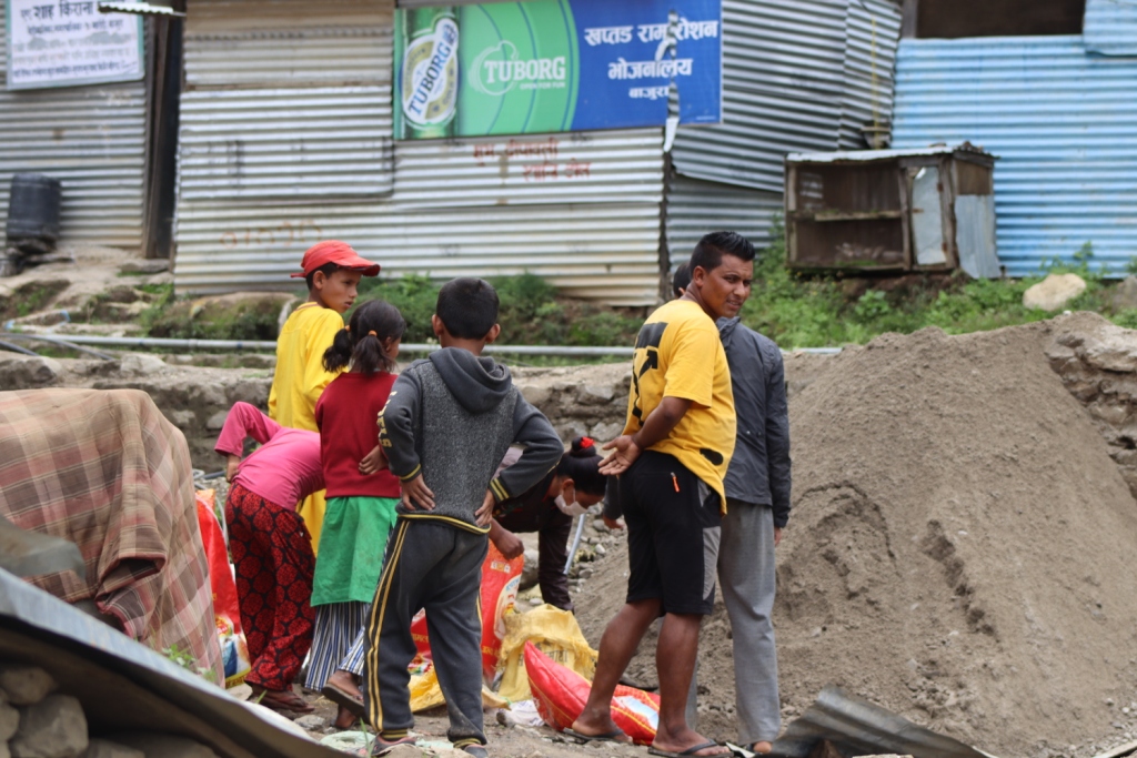 बाजुरामा कृष्यियनहरूकाे चर्च बनाउन बालबालिका प्रयोग
