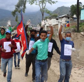 बाजुराका युवा एमसीसी सम्झाैता खारेजकाे माग गर्दै सडकमा उत्रिए