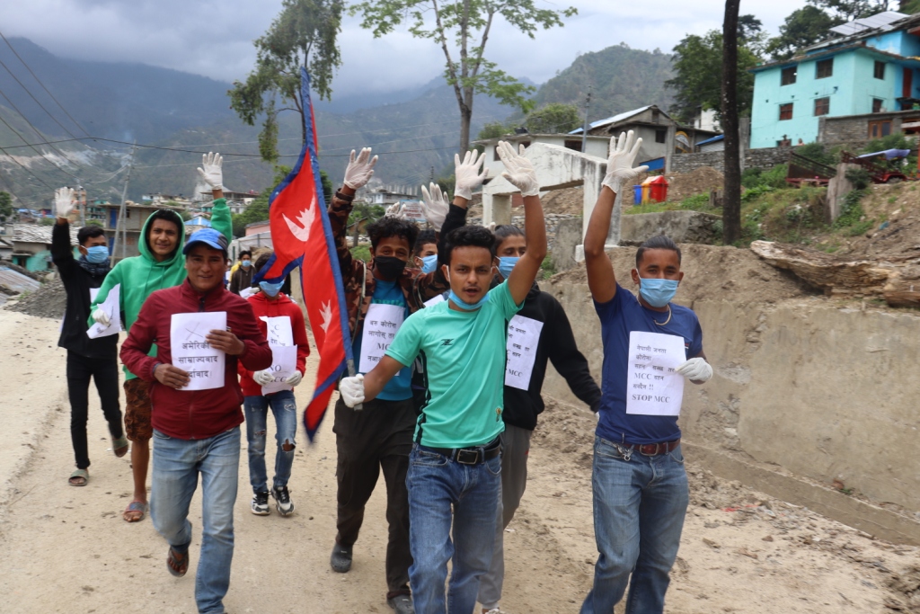 बाजुराका युवा एमसीसी सम्झाैता खारेजकाे माग गर्दै सडकमा उत्रिए
