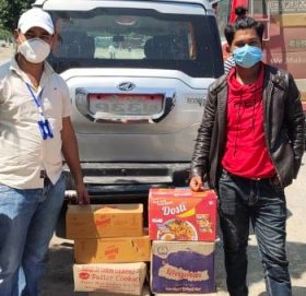 अलपत्र परेका बाजुराका बिद्यार्थीहरुलाई राहात बितरण