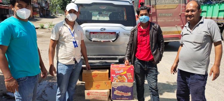 अलपत्र परेका बाजुराका बिद्यार्थीहरुलाई राहात बितरण