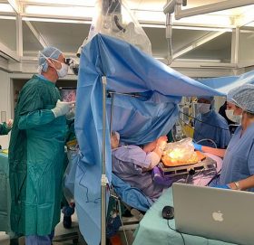 डाक्टरले गरिरहे दिमागको शल्यक्रिया, वृद्धाले पकाइरहिन् पकौडा