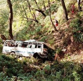 कञ्चनपुरबाट उद्धार गरिएका मजदुरलाई दैलेख पुगाएर फर्किदै गरेको बस दुर्घटना