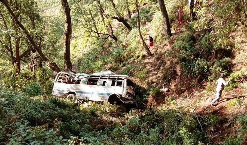 कञ्चनपुरबाट उद्धार गरिएका मजदुरलाई दैलेख पुगाएर फर्किदै गरेको बस दुर्घटना