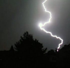 जुम्लामा चराउन लगिएका २२ च्याङ्ग्रा चट्याङ लागेर मरे, झट्काले २ गोठाला बेहोस