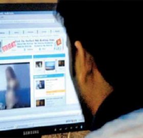 ‘प्रेमिकाको नग्न तस्बिर पठाएर २ दर्जन पुरुषसँग पैसा उठाएँ’