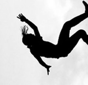 बाजुरामा भीरबाट लडेर एक महिलाको मृत्यु