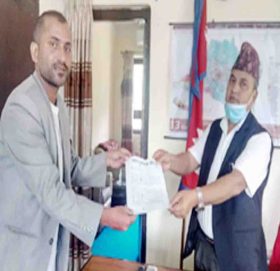 आन्तरिक मामिला तथा कानुन मन्त्रि जम्कट्टेललाई स्वतन्त्र जनदबाब अभियानको ज्ञापनपत्र