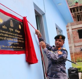 दार्चुला पुगेर आइजीपी खनालले भने, सीमामा बस्ने नागरिकलाई सुरक्षाको प्रत्याभूति दिलाउँछौ