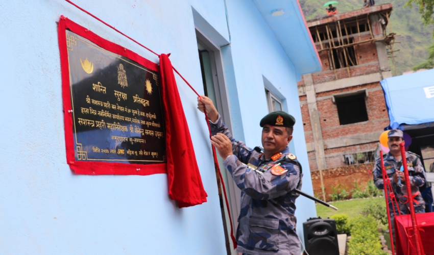 दार्चुला पुगेर आइजीपी खनालले भने, सीमामा बस्ने नागरिकलाई सुरक्षाको प्रत्याभूति दिलाउँछौ