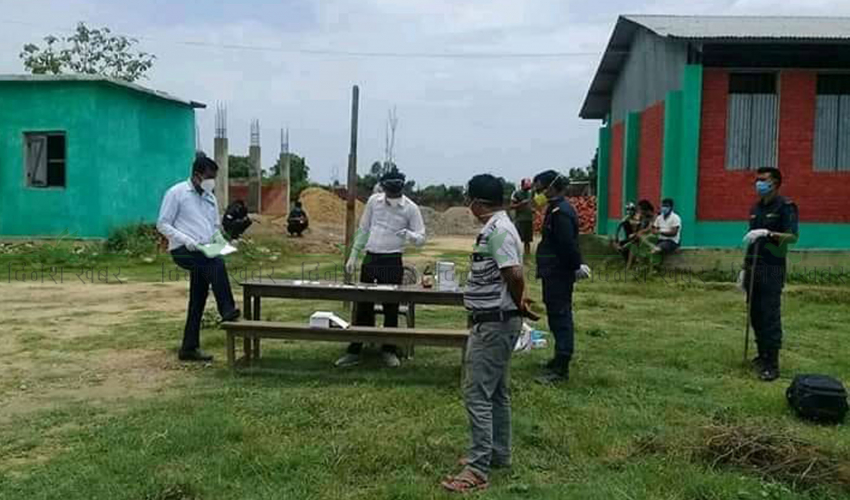 कोरोना पुष्टि भएको १५ घण्टापछि धनगढीका दुई संक्रमितलाई अस्पताल ल्याइयो