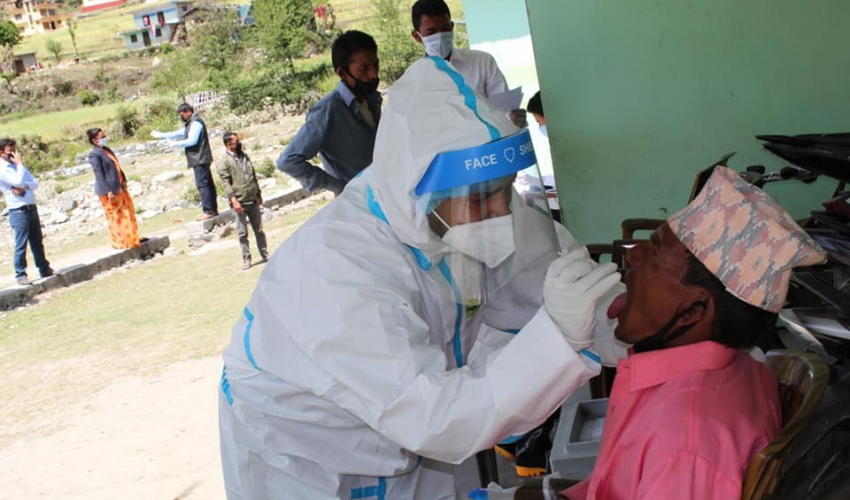 सुदूरपश्चिममा स्वाब संकलनमा खटिएका अर्का स्वास्थ्यकर्मीमा पनि कोरोना पुष्टि