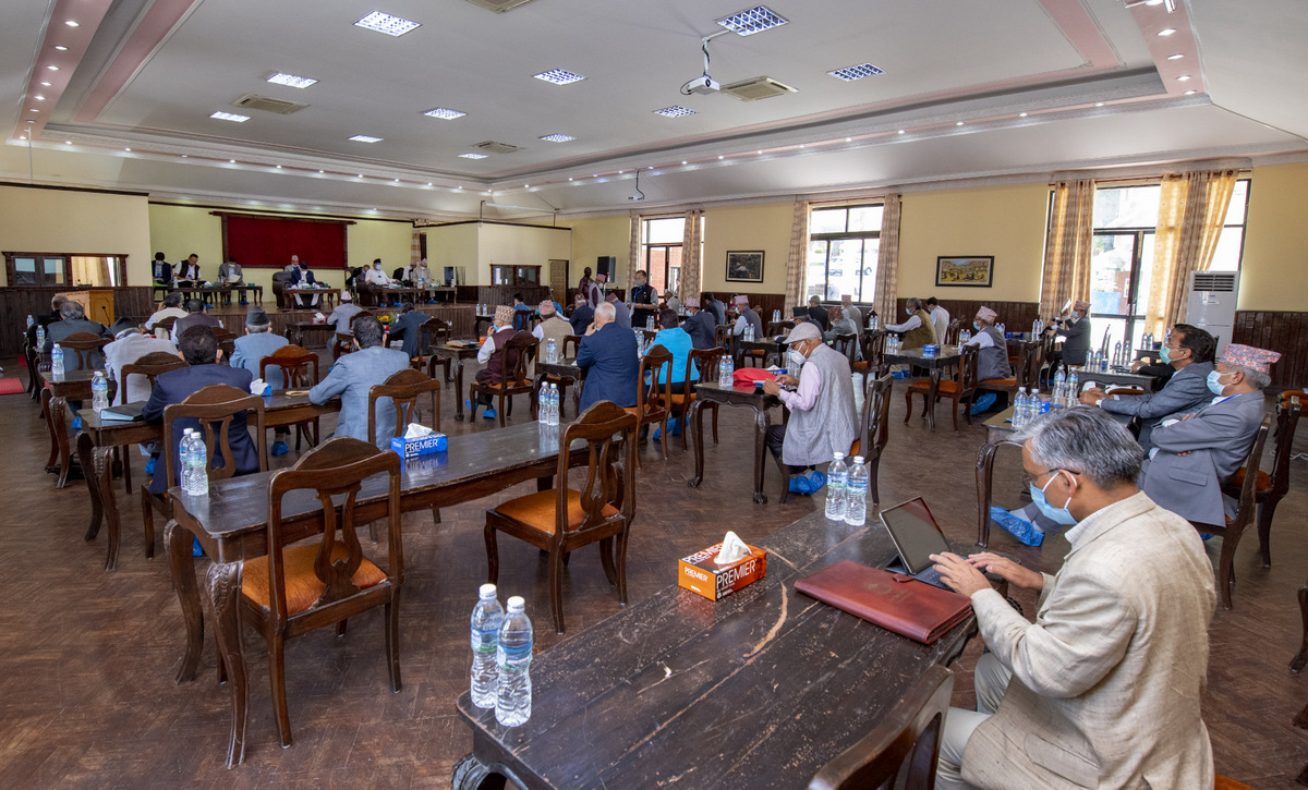 नेकपा बैठक : भीम रावल कड्किएपछि हटाइयो ओली र प्रचण्डको सोफा, धुम्बाराहीमा बैठक सार्न माग