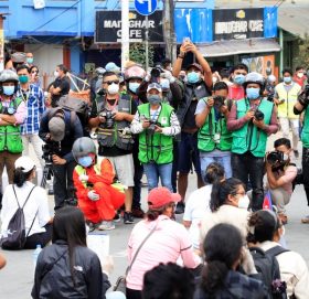 पत्रकारको परिचयपत्र र ज्याकेटले मात्रै कोरोना छेक्छ र?