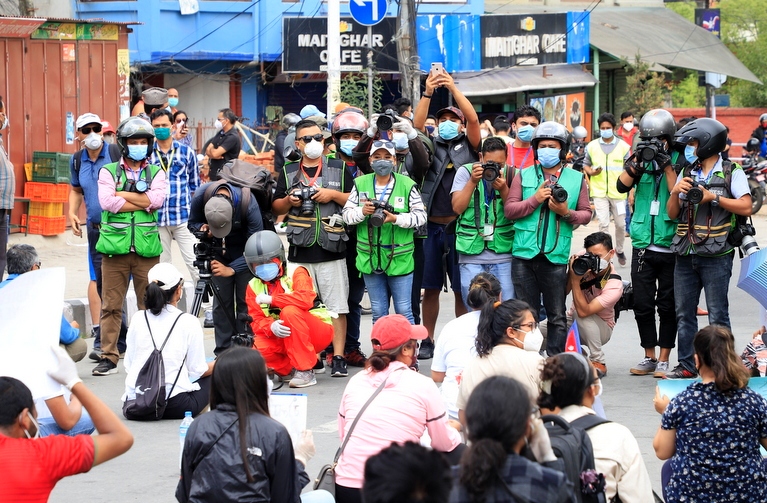 पत्रकारको परिचयपत्र र ज्याकेटले मात्रै कोरोना छेक्छ र?