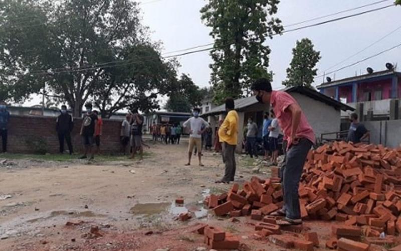 क्वारेन्टिनमा बसेका नागरिकहरुद्धारा पिसिआर परिक्षणको माग गर्दै वडा कार्यालय घेराउ