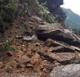 खप्तड छेडेदह गाउँपालिकामा पहिरोमा पुरीएर १ बालिकाको मृत्यु २ जना घाईते