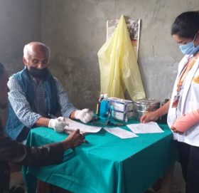 डाक्टर गोबिन्द केसी हुम्लाको दुर्गम गाँउ मैलामा पुगेर बिरामीको उपचार गर्दै