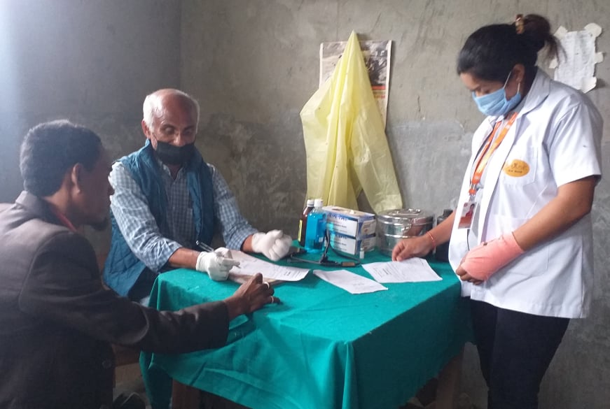 डाक्टर गोबिन्द केसी हुम्लाको दुर्गम गाँउ मैलामा पुगेर बिरामीको उपचार गर्दै